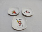 Jogo de 3 petisqueiras quadradas em porcelana com desenhos natalinos. Medindo 12cm x 12cm x 2,5cm de altura.