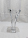 Vaso floreira quadrado em grosso cristal. Medindo 12,5cm x 12,5cm de boca x 27cm de altura.