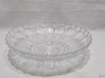Fruteira, centro de mesa em cristal ricamente moldado. Medindo 30,5cm de diâmetro x 8cm de altura.