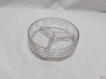 Petisqueira com 3 divisões em vidro lapidado com parreiras. Medindo 18cm de diâmetro x 6,5cm de altura.