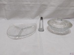 Lote composto de petisqueira com 3 divisões, saleiro e compoteira, peças em vidro. Medindo a compoteira 17,5cm de diâmetro x 5,5cm de altura sem a tampa.