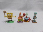 Jogo de 4 bonecos decorativos do Bob Esponja. Medindo o maior 7,5cm de altura.