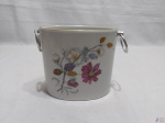 Floreira oval em porcelana PorBras Floral com friso ouro. Medindo 16,5cm x 9cm de boca x 13,5cm de altura.