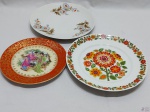 Lote de 3 pratos decorativos em porcelanas diversas. Medindo a maior 24,5cm de altura. Leve bicado em uma das peças.