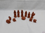 Presépio com 12 peças em cerâmica crua. Medindo o maior 8,5cm de altura, o anjo está sem uma das asas.