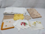 Lote de tecidos de cozinha. Composto por toalha de mesa retangular, guardanapos em tecido, caminhos de mesa, etc. Medindo a toalha: 200 cm x 180 cm. Peças com marcas de guardado.
