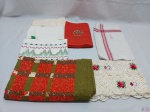Lote de tecidos de cozinha. Composto por panos de prato, caminhos de mesa, etc. Medindo o caminhos de mesa: 110  cm x 35,5 cm. Peças com marcas de guardado.