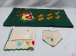 Lote composto de toalha de mesa, 1 caminha de mesa e 1 babador de garrafa em tecido. Medindo a toalha 130cm x 130cm.