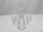 Conjunto de garrafa com 6 copos em whisky em vidro barroco da Wheaton. Medindo a garrafa 27,5cm de altura e os copos 8,5cm de altura.