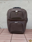 Mala de viagem em nylon marrom da marca Tonin. Medindo 64cm de altura x 44cm de largura x 25cm de profundidade.