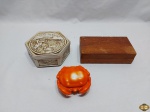 Lote de 3 caixas decorativas em materiais diversos, sendo 1 em madeira e 2 em porcelana. Medindo o retangular maior 18,5cm x 9,5cm x 5cm de altura.