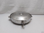Panela de banho Maria em inox, formato circular, parte interna com 4 divisões. Aprox. 8,5 x 31 cm de diam