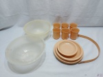Kit para piquenique em plástico duro, composto de 6 pratos rasos, 6 pratos fundos, 6 pratos de sobremesa, 6 copos e 2 bowls. As peças se acoplam para facilitar o transporte.