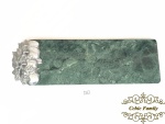 Tábua para frios em pedra  verde com borda  em metal decorado  de maça. Medindo 14,5x48cm