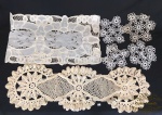 Lote de 6 peças em croche, sendo dois caminhos de mesa e quatro pequenas toalhas redondas. Medindo 1 caminho de mesa 133x36cm - 1 caminho de mesa 100x33cm - toalhas 24x24cm