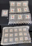 Toalhas em ponto de cruz, sendo uma completa e uma apenas com partes. Toalha completa 116x80cmPartes - maior 58x39cmmenor - 19x19cm
