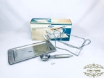 Conjunto para sorvete BRINOX com três peças, sendo uma colher em aço inox, uma bandeja em aço inox e um suporte em aço cromado. Med colher 21cm - Bandeja 31x15cm - suporte 26x13x10cm