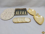 Lote diverso, composto de descanso de panela em porcelana, petisqueiras em madrepérola, etc. Medindo os descansos de panela 18,5cm de diâmetro.