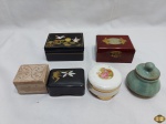 Lote de 6 caixas decorativas, materiais e tamanhos diversos. Medindo a maior em laca preta 10cm x 7,5cm x 5cm de altura.