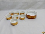 Lote composto de bowl em porcelana Schmidt com pintura de dragão e 7 cumbucas em porcelana inglesa canelada com pintura ouro. Medindo o bowl 15,5cm de diâmetro x 6cm de altura.