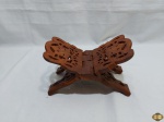 Suporte de bíblia em madeira ricamente entalhada. Medindo aberto 22cm x 13cm x 14cm de altura.