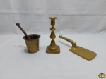 Lote de 3 itens em bronze, sendo um castiçal, um almofariz e um enfeite. Medindo o almofariz 8cm de altura x 8,5cm de diâmetro. Peças pesadas. O castiçal está bambo.