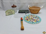 Lote diverso, composto de porta guardanapo em madeira, cesta em ratam trançado com pega em porcelana, etc. Medindo a cesta 20,5cm de diâmetro x 9,5cm de altura.