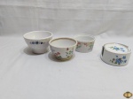 Lote diverso, composto de 3 bowls e 6 descansos de copo em porcelana. Medindo o bowl maior 12,5cm de diâmetro x 8cm de altura. O bowl maior está com leve bicado na base. Sendo o bowl canelado em porcelana portuguesa Vista Alegre.