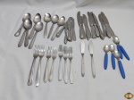 Lote com 37 talheres diversos em aço inox. Composto de 2 garfos de mesa, 10 facas de mesa, 8 colheres de sopa, 5 garfos de sobremesa, 5 facas de sobremesa, 5 colheres de sobremesa e 2 facas de peixe.