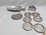 Lote diverso, composto de travessa na forma de peixe em alumínio, porta guardanapo em aço inox, etc. Medindo a travessa 33cm x 20cm.