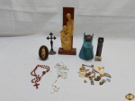 Lote sacro diverso, composto de terços, imagens, etc. Medindo a imagem maior em resina 22,5cm de altura.