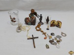 Lote sacro diverso, composto de terços, imagens, etc. Medindo o anjo em resina 9,5cm de altura.