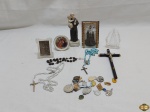 Lote sacro diverso, composto de terços, imagens, etc. Medindo o Santo em porcelana 14cm de altura.