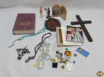 Lote sacro diverso, composto de terços, imagens, etc. Medindo o crucifixo 27,5cm x 14cm.