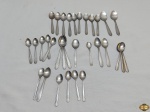 Lote de 31 colheres diversas em aço inox, sendo 19 colheres de chá e 12 colheres de café.