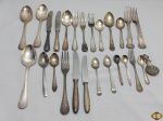 Lote de 25 talheres diversos em prata 90, composto de 4 garfos de mesa, 3 colheres de sopa, 3 garfos de sobremesa, 4 facas de sobremesa, 2 colheres de sobremesa, 4 colheres de sorvete, 2 colheres de chpa e 3 colheres de café.