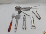 Lote de 8 talheres de servir diversos.
