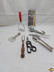 Lote de 8 talheres de servir diversos.