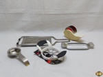 Lote de 5 utensílios diversos de cozinha. Composto de separador de gema, ralador, etc.