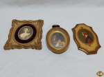 Lote de 3 camafeus para pendurar, sendo as molduras em resina, metal e madeira respectivamente. Medindo o maior em resina 18cm x 16cm.