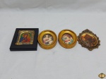 Lote de 3 camafeus para pendurar, sendo 3 molduras em madeira e 1 em metal. Medindo o maior 12cm x 10cm.
