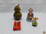 Lote diverso, composto de garfos de petisco, azeiteira em porcelana, etc. Medindo a azeiteira 13,5cm de altura;