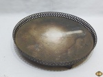 Linda bandeja redonda em prata 90 avarandada com pé. Medindo 36cm de diâmetro x 5,5cm de altura. Banho em ótimo estado, necessita somente de limpeza.
