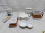 Lote diverso em porcelana, composto de suporte para caixa de leite, panela de fondue com rechaud, etc. Medindo o potiche 16cm de altura x 11cm de diâmetro de boca, leve bicado na tampa.