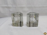 Par de base da década de 40 em grosso cristal Tcheco triangular, assinado na base. Medindo 12cm de altura.