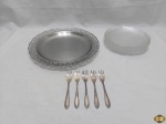 Lote composto de prato de servir bolo em aço inox, 6 pratos de bolo em vidro e 5 garfos de bolo em prata 90. Medindo o prato de servir 30cm de diâmetro.