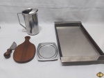 Lote diverso, composto de jarra em aço inox, bandeja em aço inox Eberle, etc. Medindo a bandeja 43,5cm x 25cm x 4cm de altura.