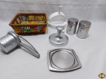 Lote diverso, composto de cesta em ratam, espremedor de batatas em metal, etc. Medindo a cesta 23cm x 23cm x 9cm de altura.