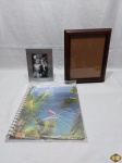 Lote de 2 porta retratos e álbum de fotografias. Medindo o álbum 32,5cm x 28cm.