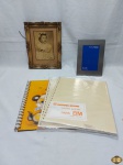 Lote de 2 porta retratos e  álbum de fotografias. Medindo o álbum 32,5cm x 28cm.